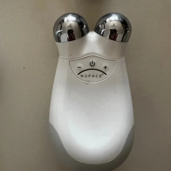 NuFace Trinity Pro Facial Toning Device - Like New - Picture 6 of 7